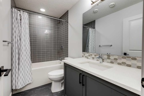 117 Highview Gate Se, Airdrie, AB - Indoor Photo Showing Bathroom