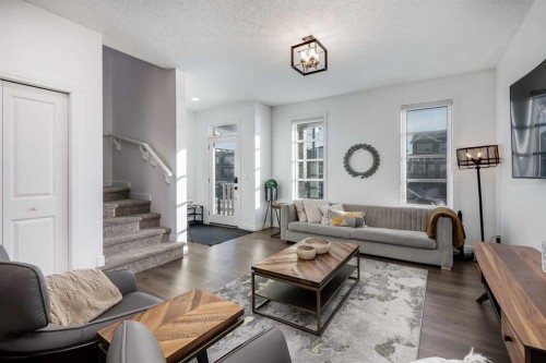 117 Highview Gate Se, Airdrie, AB - Indoor Photo Showing Living Room