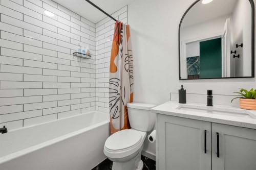 161 Lavender Manor Se, Calgary, AB - Indoor Photo Showing Bathroom