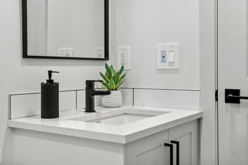 161 Lavender Manor Se, Calgary, AB - Indoor Photo Showing Bathroom