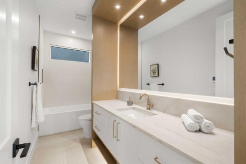 2401 4 Avenue Nw, Calgary, AB - Indoor Photo Showing Bathroom