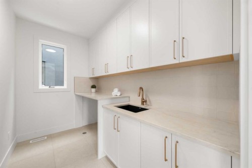 2401 4 Avenue Nw, Calgary, AB - Indoor Photo Showing Kitchen