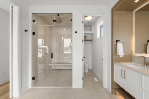 2401 4 Avenue Nw, Calgary, AB - Indoor Photo Showing Bathroom