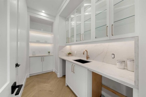 2401 4 Avenue Nw, Calgary, AB - Indoor Photo Showing Kitchen With Upgraded Kitchen