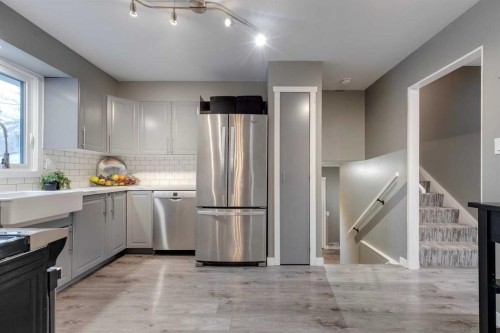4023 Varmoor Road Nw, Calgary, AB - Indoor Photo Showing Kitchen With Stainless Steel Kitchen With Upgraded Kitchen