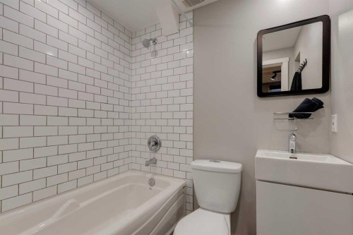 4023 Varmoor Road Nw, Calgary, AB - Indoor Photo Showing Bathroom