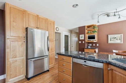 3347 Upton Place Nw, Calgary, AB - Indoor Photo Showing Kitchen