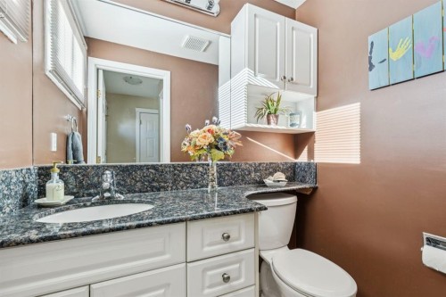 3347 Upton Place Nw, Calgary, AB - Indoor Photo Showing Bathroom