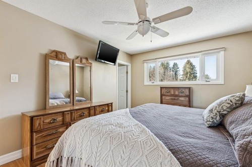 3347 Upton Place Nw, Calgary, AB - Indoor Photo Showing Bedroom
