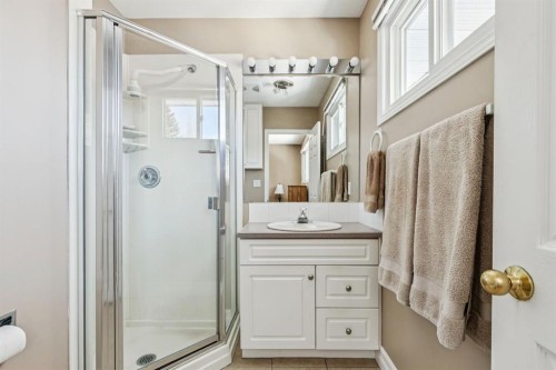 3347 Upton Place Nw, Calgary, AB - Indoor Photo Showing Bathroom