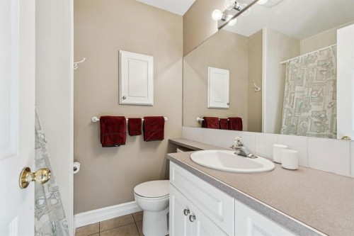 3347 Upton Place Nw, Calgary, AB - Indoor Photo Showing Bathroom