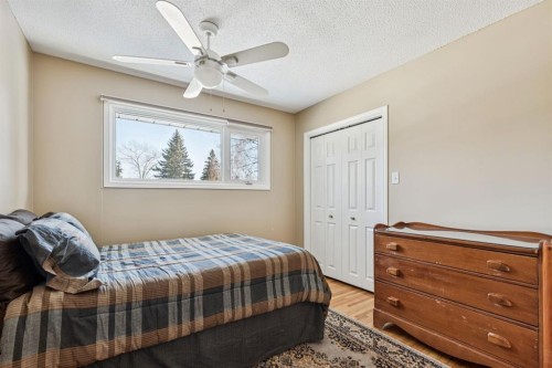 3347 Upton Place Nw, Calgary, AB - Indoor Photo Showing Bedroom