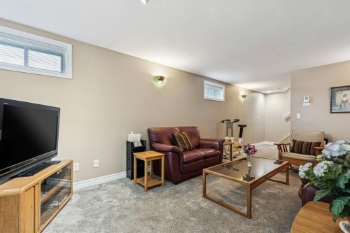 3347 Upton Place Nw, Calgary, AB - Indoor Photo Showing Living Room