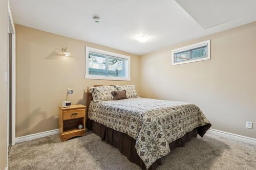 3347 Upton Place Nw, Calgary, AB - Indoor Photo Showing Bedroom