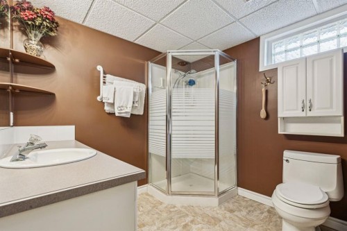 3347 Upton Place Nw, Calgary, AB - Indoor Photo Showing Bathroom