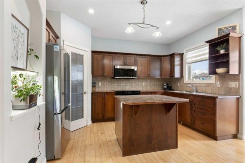 52 Glensummit Close, Cochrane, AB - Indoor Photo Showing Kitchen