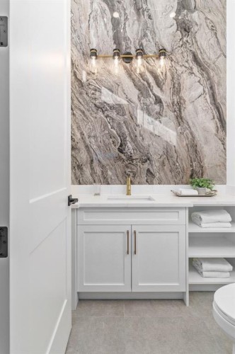 2902 14 Avenue, Calgary, AB - Indoor Photo Showing Bathroom