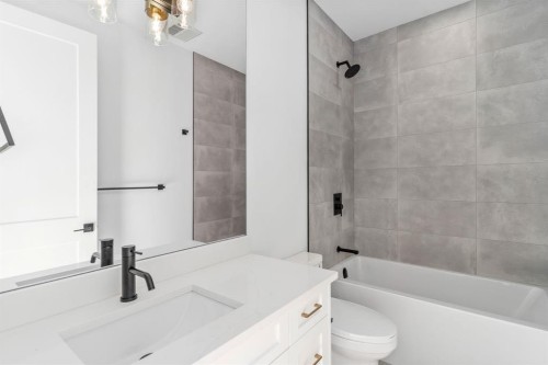 2902 14 Avenue, Calgary, AB - Indoor Photo Showing Bathroom