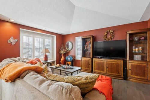 223 Cranarch Terrace Se, Calgary, AB - Indoor Photo Showing Living Room