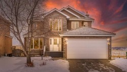 33 Royal Crest Terrace NW Calgary, AB T3G 4M3