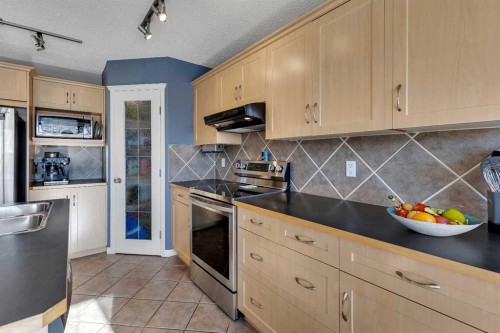 133 Rocky Ridge Heath Nw, Calgary, AB - Indoor Photo Showing Kitchen
