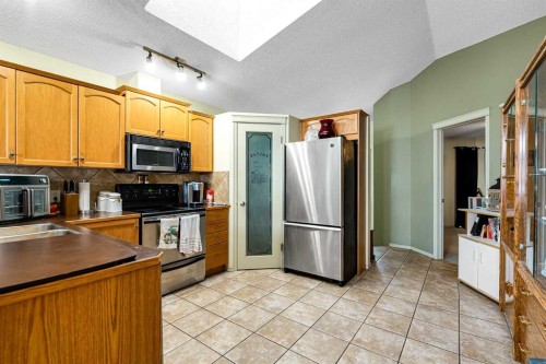 172 Prestwick Heights Se, Calgary, AB - Indoor Photo Showing Kitchen