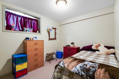 172 Prestwick Heights Se, Calgary, AB - Indoor Photo Showing Bedroom