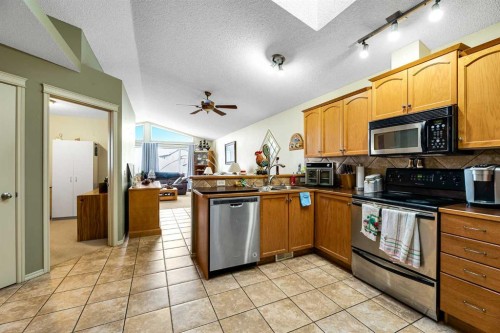 172 Prestwick Heights Se, Calgary, AB - Indoor Photo Showing Kitchen