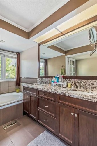 8-834 2 Avenue Nw, Calgary, AB - Indoor Photo Showing Bathroom