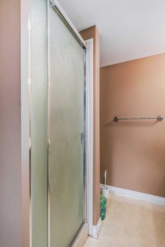 8-834 2 Avenue Nw, Calgary, AB - Indoor Photo Showing Bathroom