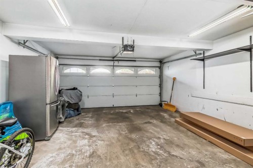 8-834 2 Avenue Nw, Calgary, AB - Indoor Photo Showing Garage