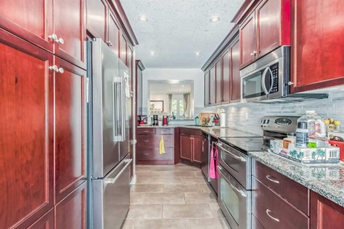 8-834 2 Avenue Nw, Calgary, AB - Indoor Photo Showing Kitchen With Upgraded Kitchen