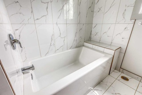 632 Cantrell Drive Sw, Calgary, AB - Indoor Photo Showing Bathroom