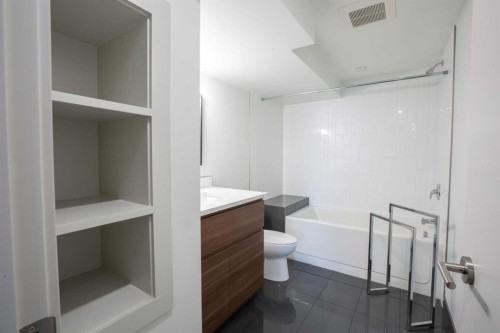 632 Cantrell Drive Sw, Calgary, AB - Indoor Photo Showing Bathroom