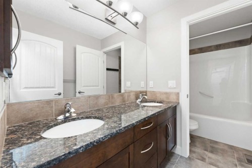 70 Royal Ridge Manor Nw, Calgary, AB - Indoor Photo Showing Bathroom