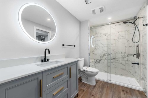 70 Royal Ridge Manor Nw, Calgary, AB - Indoor Photo Showing Bathroom