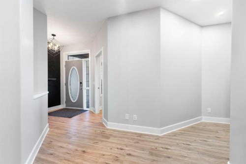 70 Royal Ridge Manor Nw, Calgary, AB - Indoor Photo Showing Other Room