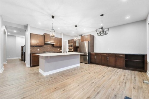 70 Royal Ridge Manor Nw, Calgary, AB - Indoor Photo Showing Kitchen With Upgraded Kitchen
