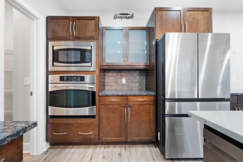 70 Royal Ridge Manor Nw, Calgary, AB - Indoor Photo Showing Kitchen With Upgraded Kitchen