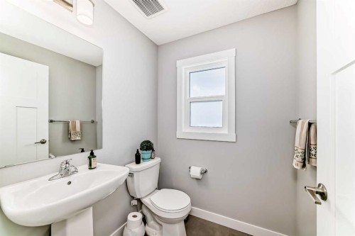 129 Lucas Crescent Nw, Calgary, AB - Indoor Photo Showing Bathroom