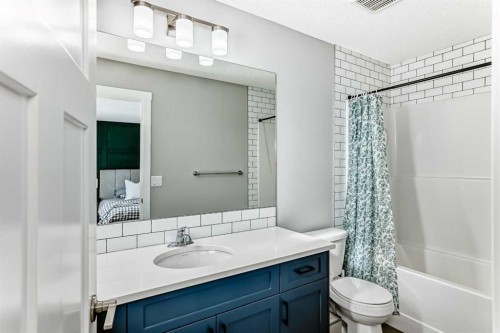 129 Lucas Crescent Nw, Calgary, AB - Indoor Photo Showing Bathroom