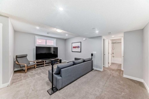 129 Lucas Crescent Nw, Calgary, AB - Indoor Photo Showing Other Room