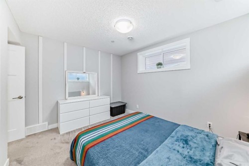 129 Lucas Crescent Nw, Calgary, AB - Indoor Photo Showing Bedroom