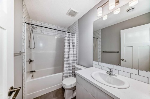129 Lucas Crescent Nw, Calgary, AB - Indoor Photo Showing Bathroom