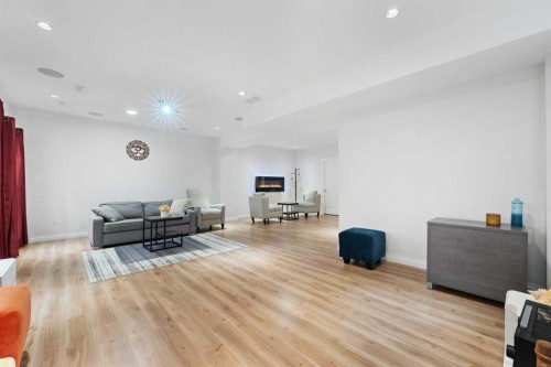 99 Evansglen Circle Nw, Calgary, AB - Indoor Photo Showing Other Room