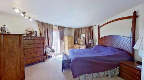 2219 Westmount Road Nw, Calgary, AB - Indoor Photo Showing Bedroom
