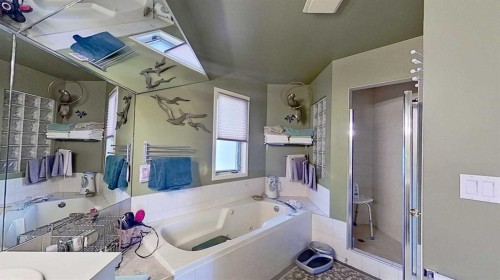 2219 Westmount Road Nw, Calgary, AB - Indoor Photo Showing Bathroom