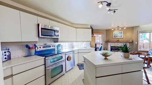 2219 Westmount Road Nw, Calgary, AB - Indoor Photo Showing Kitchen