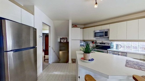 2219 Westmount Road Nw, Calgary, AB - Indoor Photo Showing Kitchen