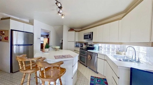 2219 Westmount Road Nw, Calgary, AB - Indoor Photo Showing Kitchen